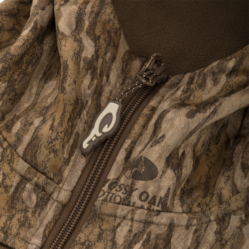 Close-up of the MST Endurance Half Zip Softshell Hoodie zipper, showcasing high-gauge interlock stretch breathable fabric and durable construction.