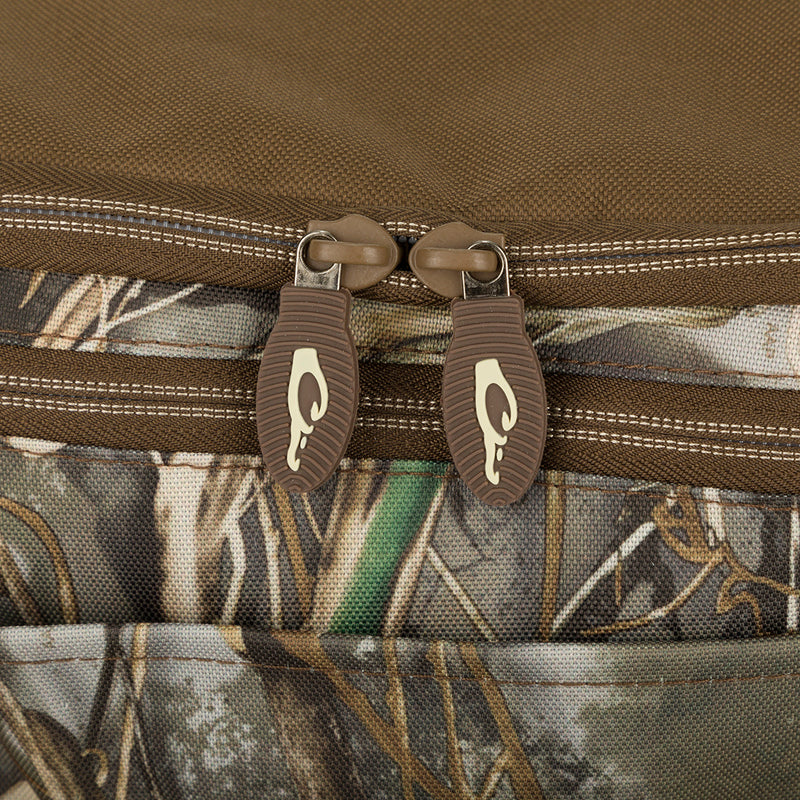 Close-up of a zipper on the Shoulder Bag 2.0 - Realtree Max-7, showcasing the improved hardware and rugged design for guides and outfitters.