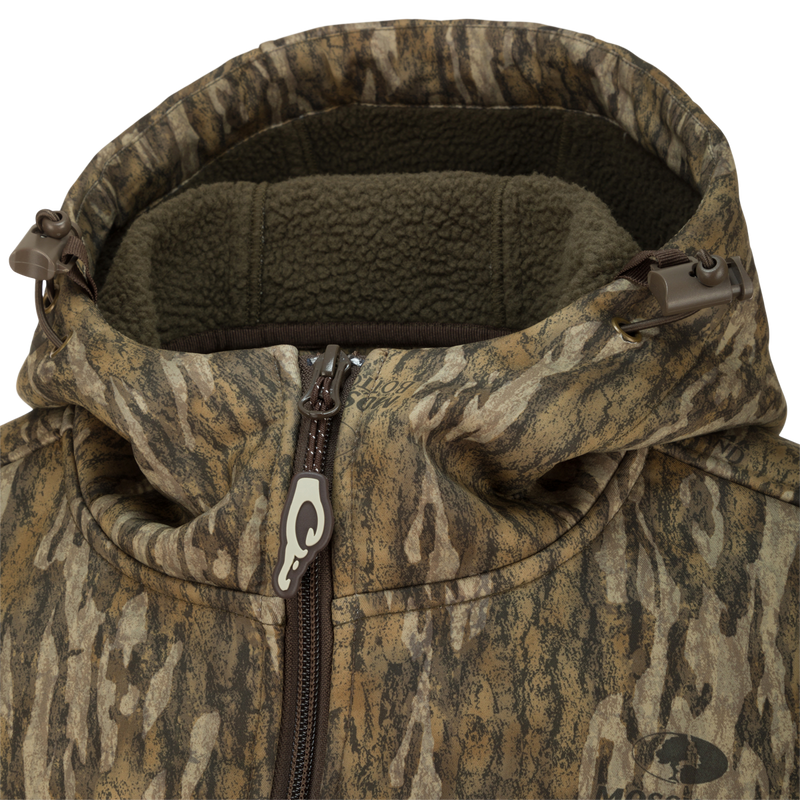 MST Full Zip Hole Shot Hooded Windproof Two-Tone Eqwader Jacket: A close-up of a windproof jacket with a zipper.