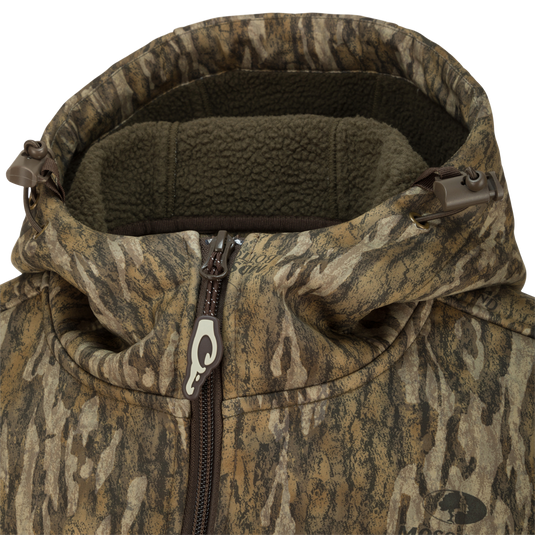 MST Full Zip Hole Shot Hooded Windproof Two-Tone Eqwader Jacket: A close-up of a windproof jacket with a zipper.