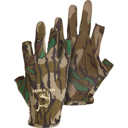 Youth Performance Glove with camouflage pattern, featuring a flexible polyester-spandex blend and silicone grip palm, ideal for young outdoor enthusiasts and hunting activities.