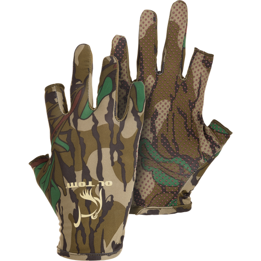 Youth Performance Glove with camouflage pattern, featuring a flexible polyester-spandex blend and silicone grip palm, ideal for young outdoor enthusiasts and hunting activities.